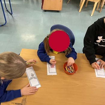 Plant yn lliwio yn y dosbarth