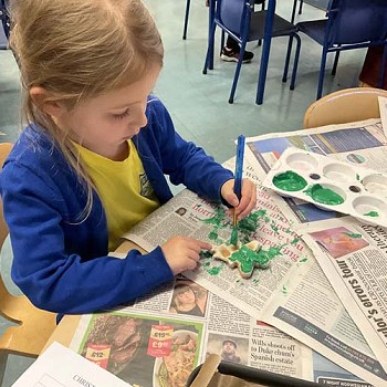 Plentyn yn peintion yn y dosbarth