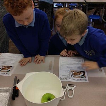 Plant yn mesur pwysau afal