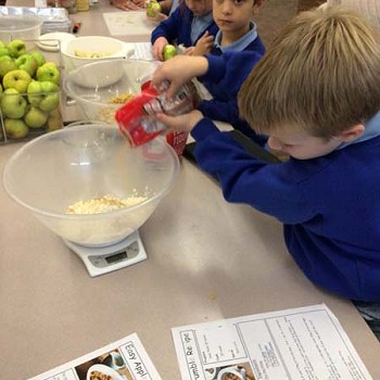 Plentyn yn rhoi cynhwysion mewn powlen gymysgu